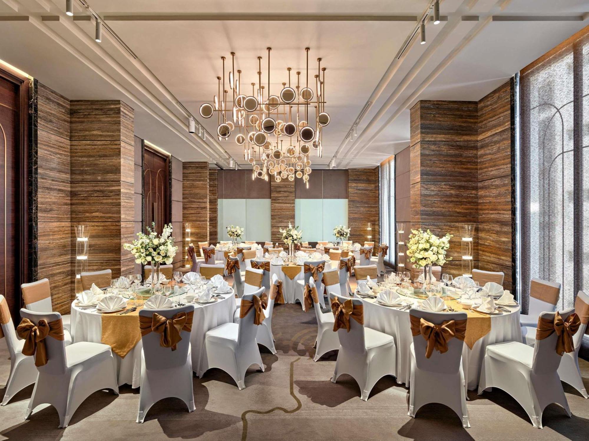 Moevenpick Centre होटल 5*
