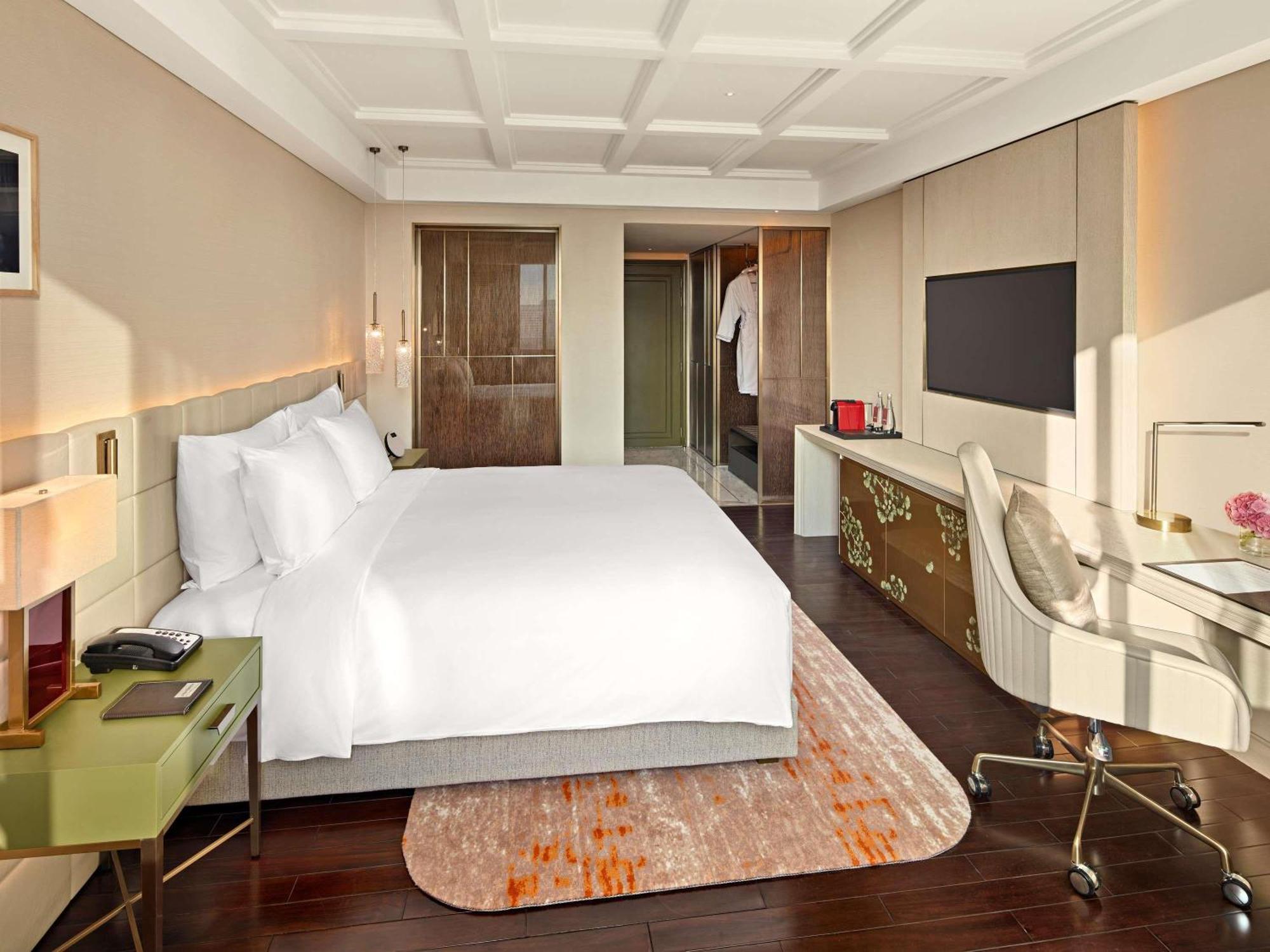 होटल Moevenpick Centre 5*